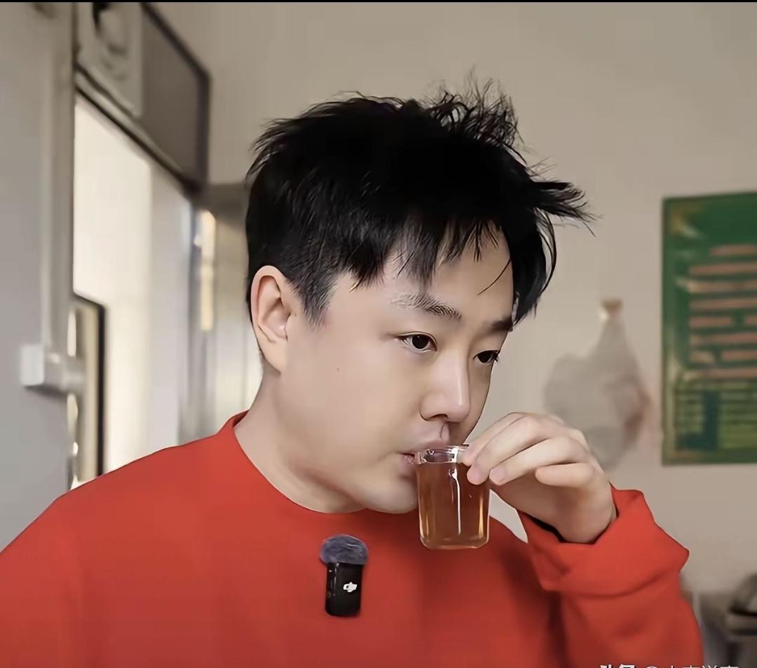 最近刷到好多“刘雨鑫探店”视频，说她拍一家鸡煲，老板直接吓到想关门。点开看，全是