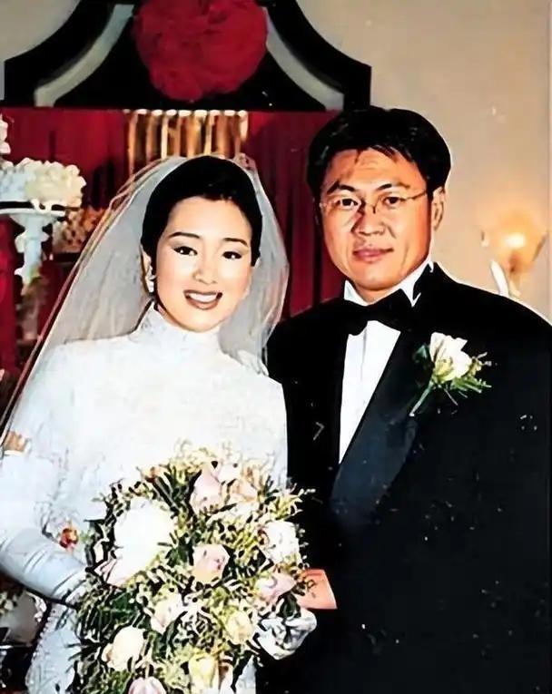 1996年2月，巩俐嫁给了香港商人黄和祥，婚礼上36岁的黄和祥满面春风，紧搂自己