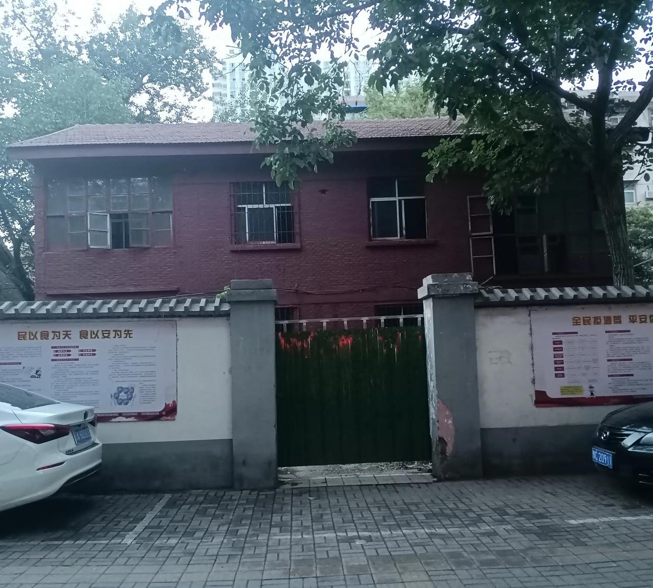 老洛阳人都还记得这个神秘的小院。它位于老市政府西侧，如今小院依然存在，只是无人居