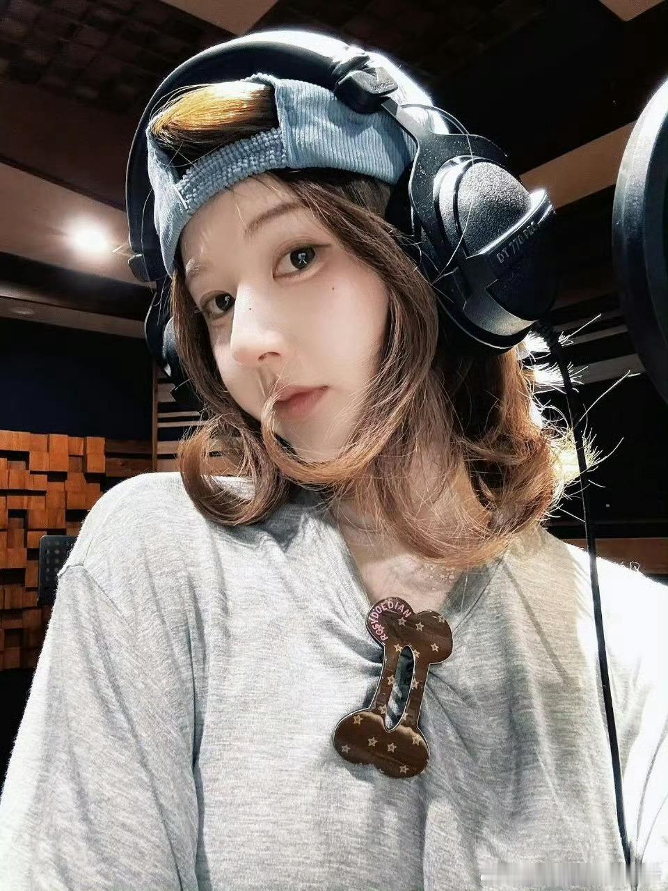 赵露思更新ins这是在录歌吗