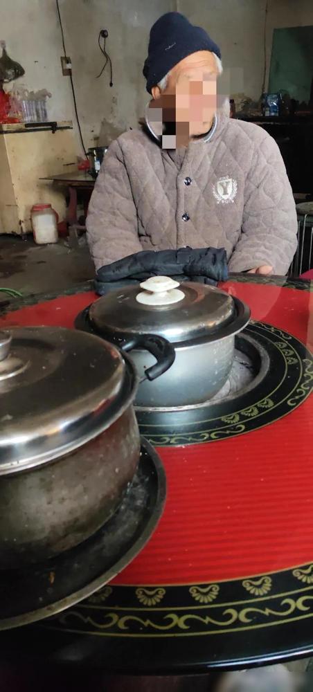 一个靠低保续命的老人，正亲手掐断两个孙子的活路。40岁的儿子撒手人寰，留下一