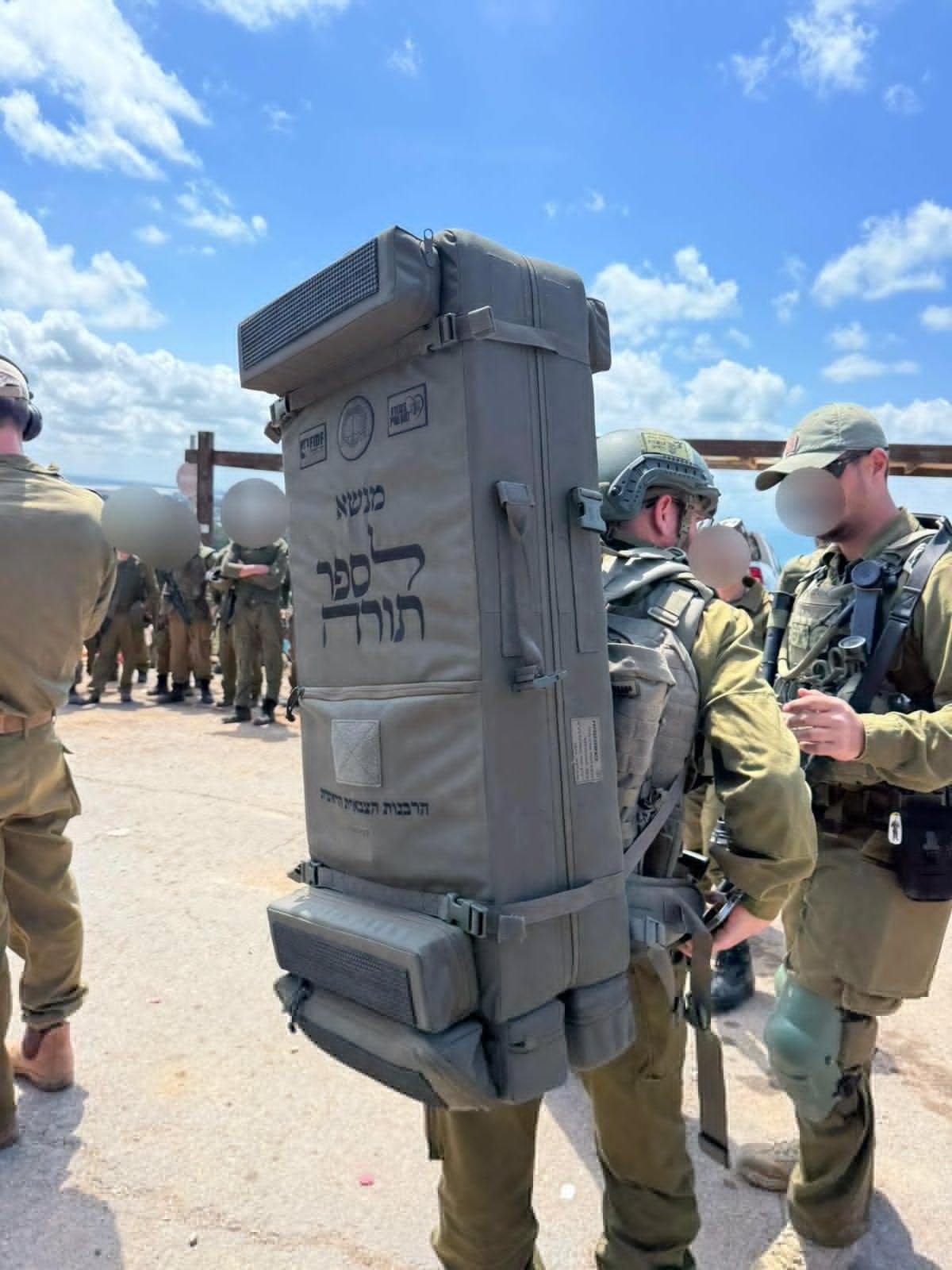 士兵带着《托拉》经卷进入黎巴嫩。