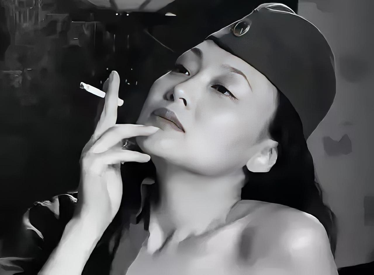 1956年，台北。曾经让无数人闻风丧胆的军统特务头子毛人凤，瘫在病床上，瘦得脱了