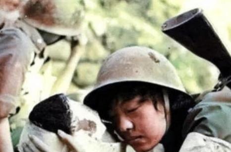 1986年，18岁的战士至死都没尝过爱情的滋味，牺牲前，奄奄一息的小战士，恳求
