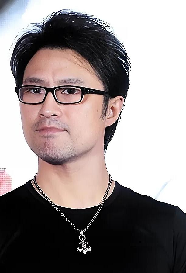 汪峰在节目后台接受专访时，说自己和章子怡的八年婚姻，过得就像熬了整整八年的高考