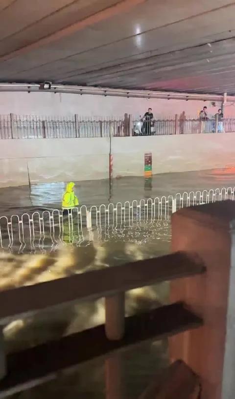 武汉停课停业真的能明显感觉今年极端天气太多了，各地天灾接连不断。这次武汉暴雨来得