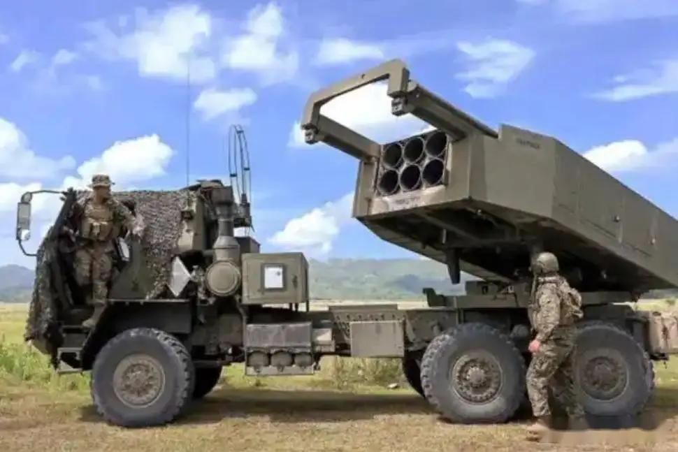 那一瞬间，火光在罗斯托夫的夜空中撕开了一个大口子。乌克兰的无人机刚刚在俄军防线前