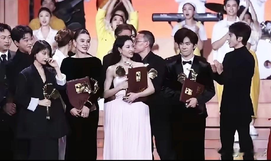 娱乐圈的关系总是变幻莫测，宋佳和钟楚曦这对曾经亲密的好友，如今关系却降至冰点。