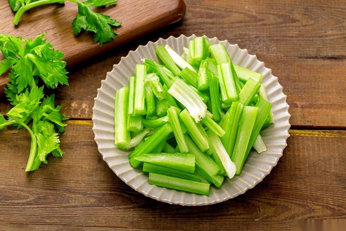 我跟你说个吓人的事儿。就因为吃了点芹菜，我一个叔叔，差点一头栽地上。血压药正