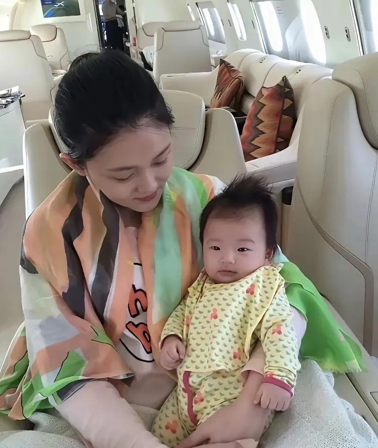 这张照片拍摄于2016年，大S生了小儿子汪希箖后的合影。镜头中的大S双手搂着小儿