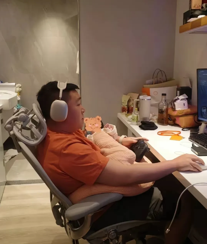 郝劭文果然还是个小爸爸，抱着女儿打游戏，看起来哪里是个爸爸，感觉还是那个调皮的戴