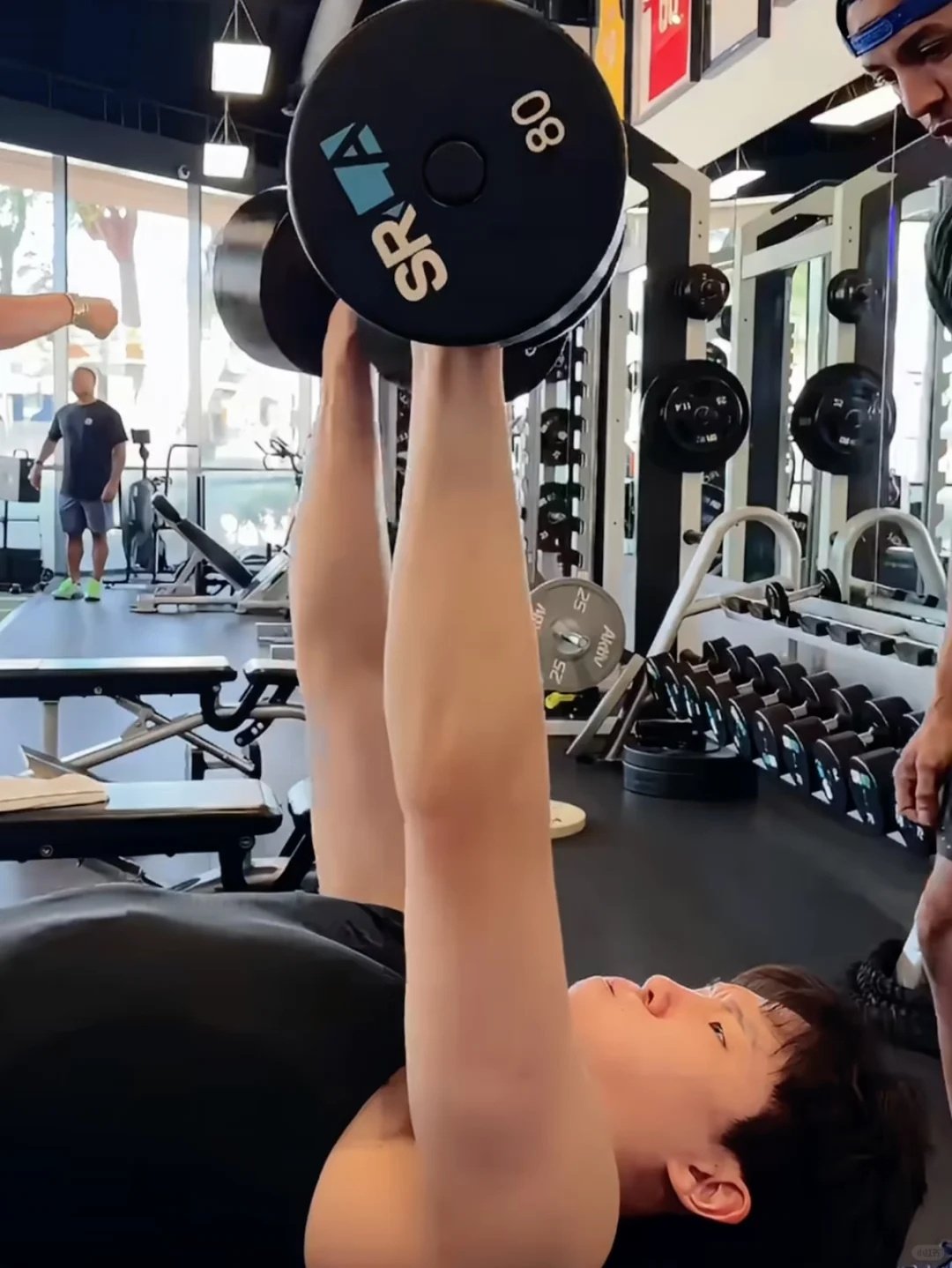 杨瀚森在哑铃卧推项目上使用的单只哑铃重量为80磅≈36kg！#杨瀚森##中国男篮#​