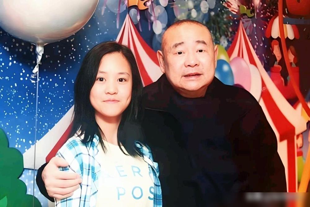 别总盯着刘銮雄在恒大上亏的那180亿笑话人家了。看看刚传来的消息，他21岁的闺女
