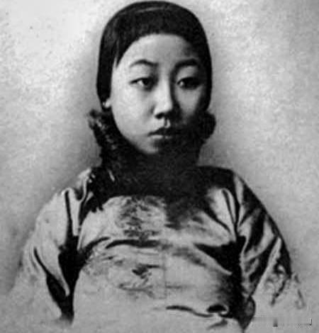赛金花原名赵彩云，安徽人，活跃于清末至民国。她曾随状元洪钧出使多国，通晓外语。