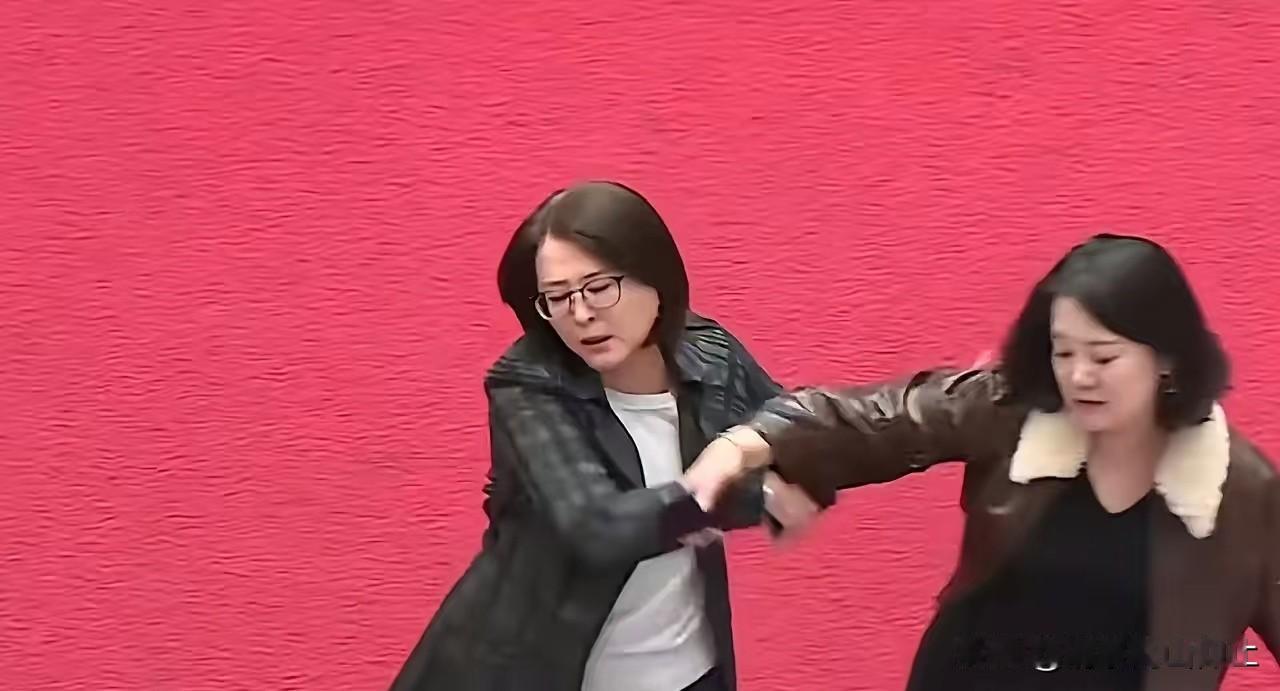 这个女人有点野！吴思瑶，台岛立法院“立委”，民进党的忠实走狗，成天造谣，祖国