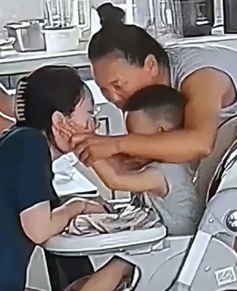 8月19日，辽宁一女子在家里带她的2岁儿子。忽然，儿子不高兴了，伸出小手打了她一