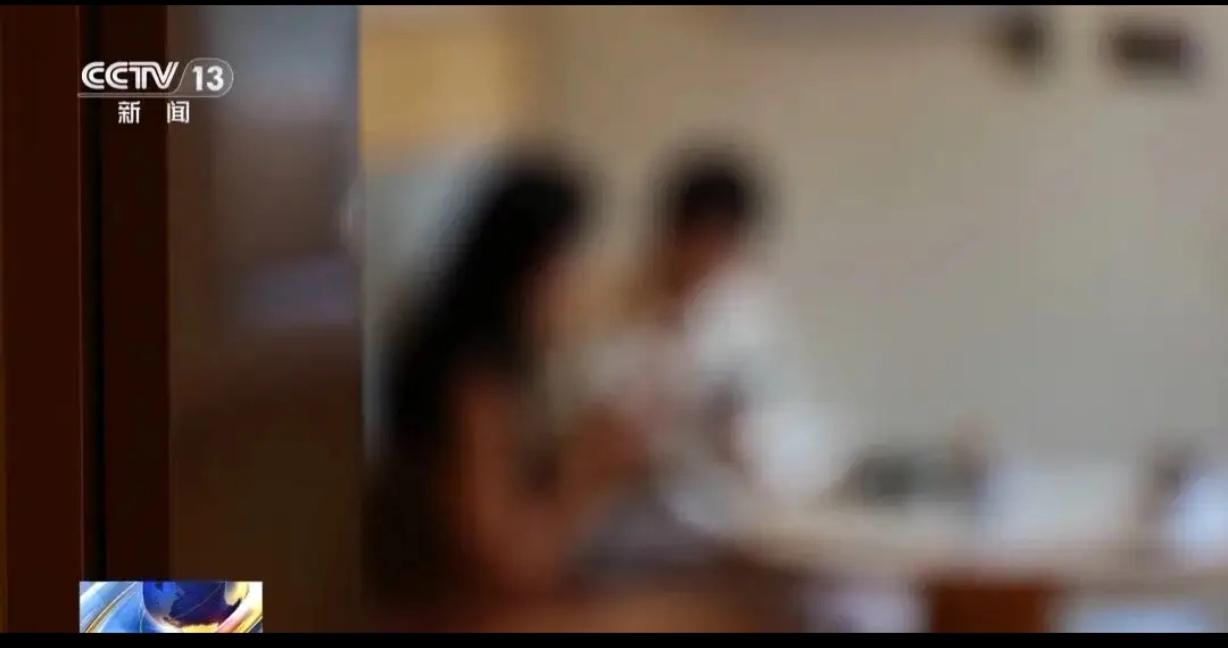 广西南宁，一女子突然接到很多添加她好友的请求。说她靓照在外网火了，还用露骨的话约