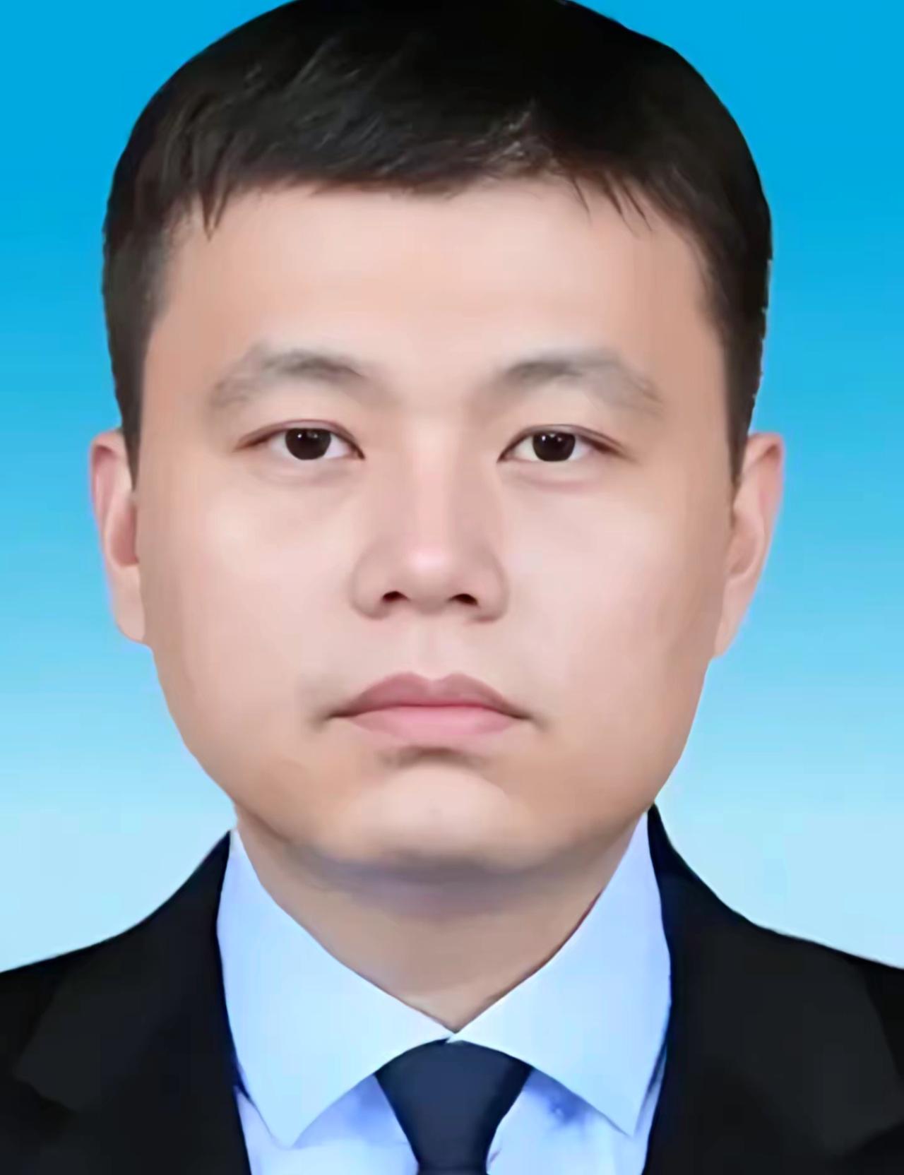 2006年，广东顺德海关的一名普通公务员晚上回到家，悄悄对妻子说：