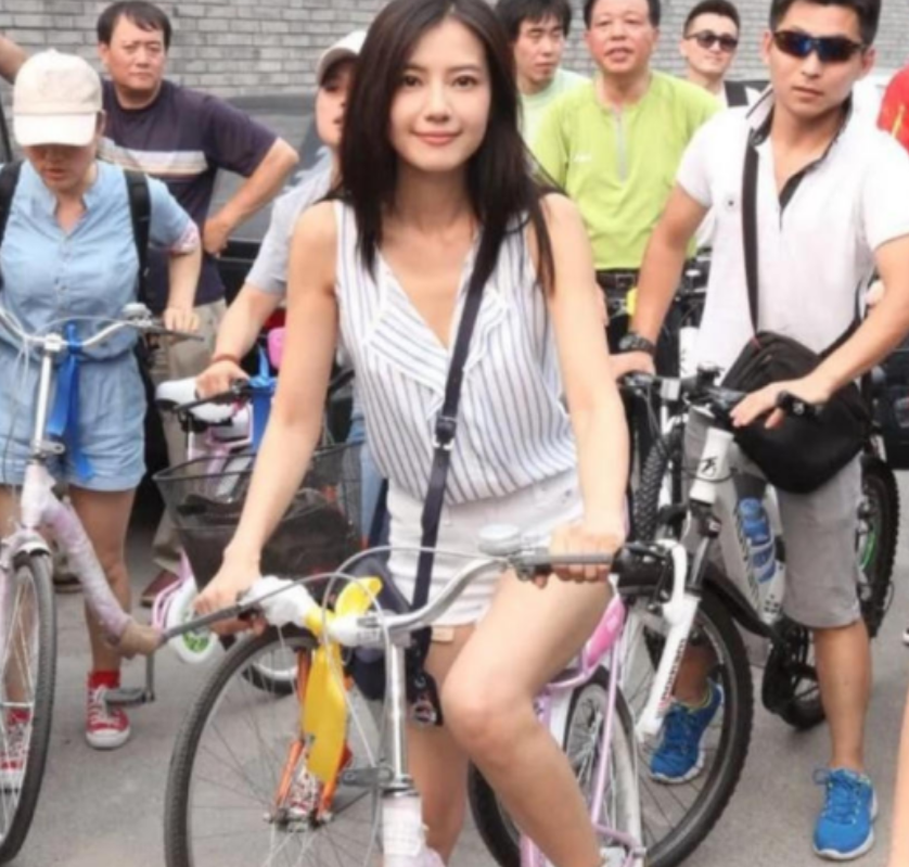 ☁2005年，26岁的高圆圆问张亚东：“你已经离婚5年了，何时娶我？我想给