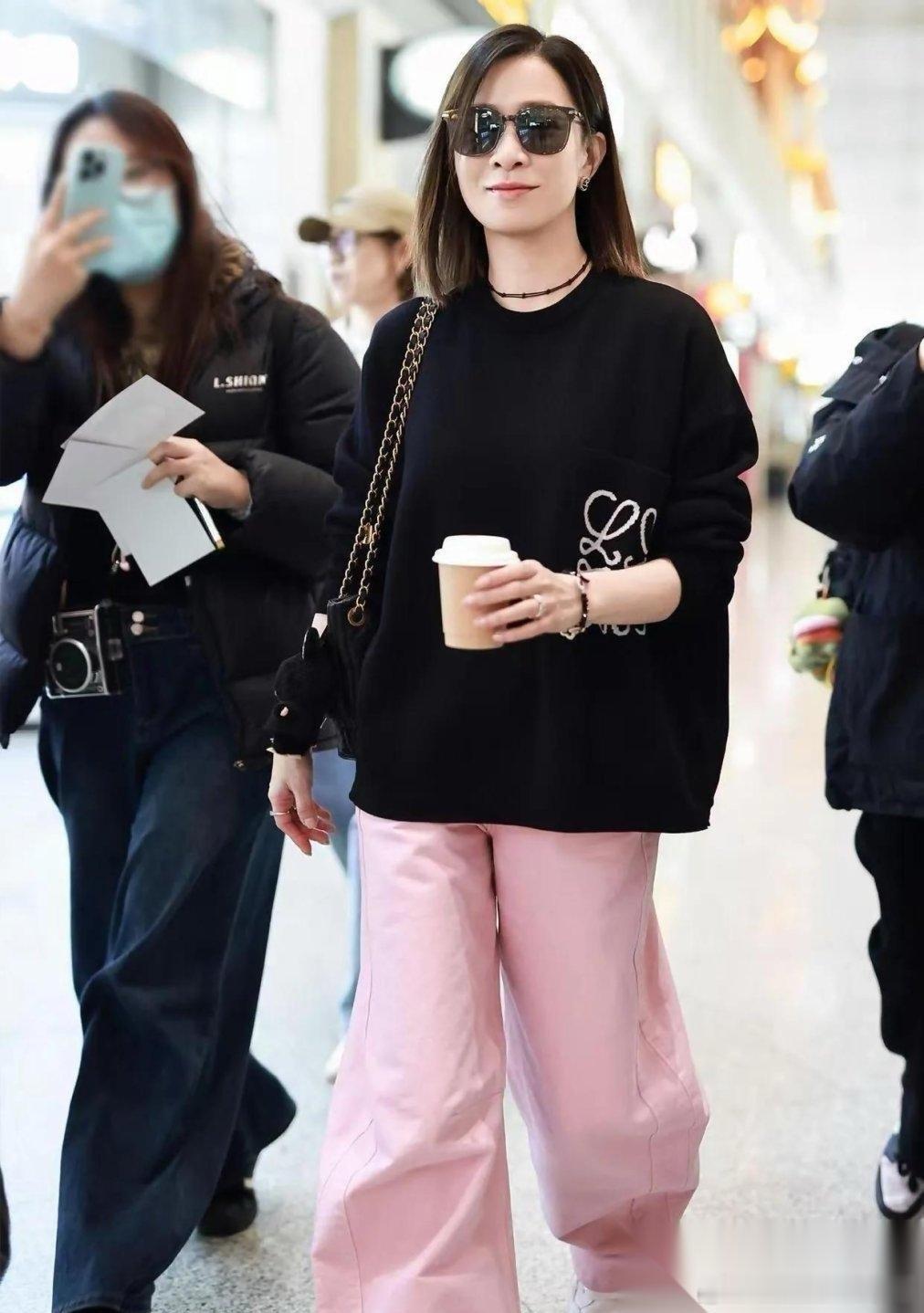 看了佘诗曼新剪了波波头年轻20岁！穿黑色毛衣粉色阔腿裤，减龄时髦