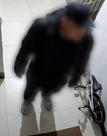 后怕！湖北，男子和妻子下班回家，刚打开门，就发现家里有个陌生男子，正在跟