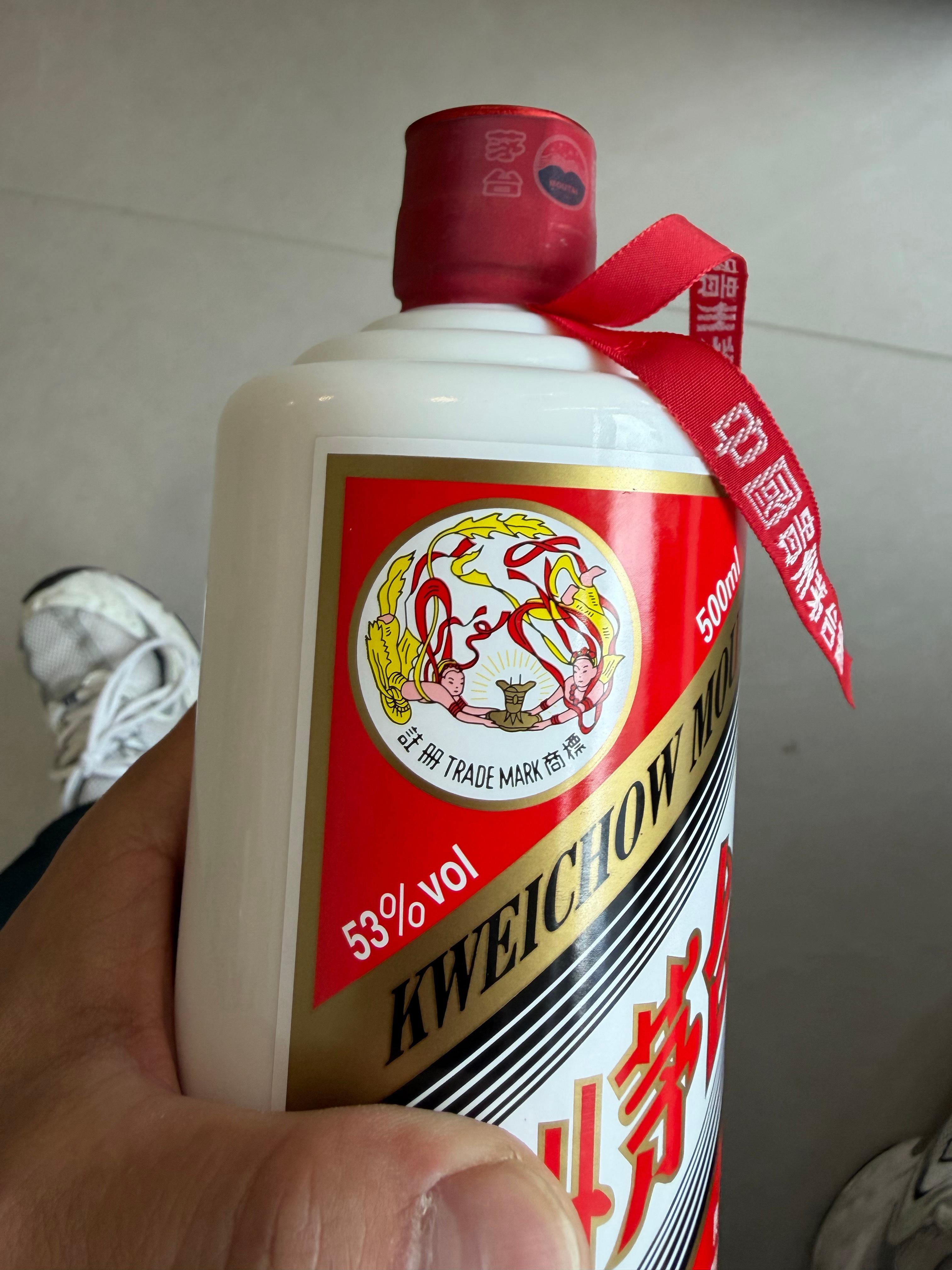 亏800元卖飞天茅台当时跟风买茅台，说能涨价，2800高价入手2020年的，今天
