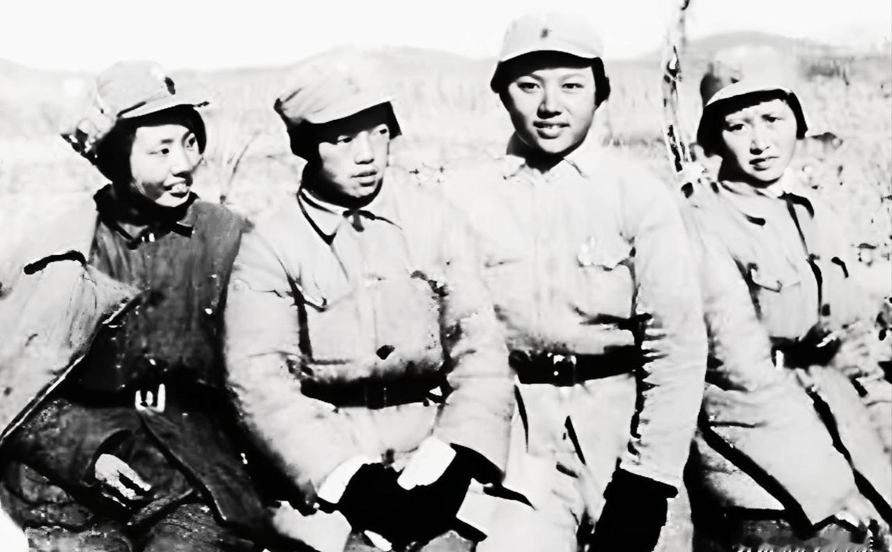 1939年，有新四军四朵金花之称的四位美女的合影。后来，她们之中有一位嫁给了元帅