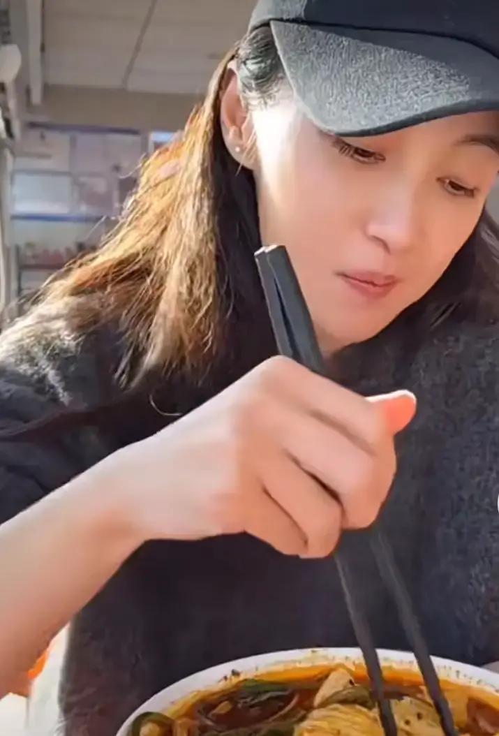 姚笛被拍到素颜逛超市，头发随便一扎，推着购物车挑打折酸奶。照片一出，评论区又