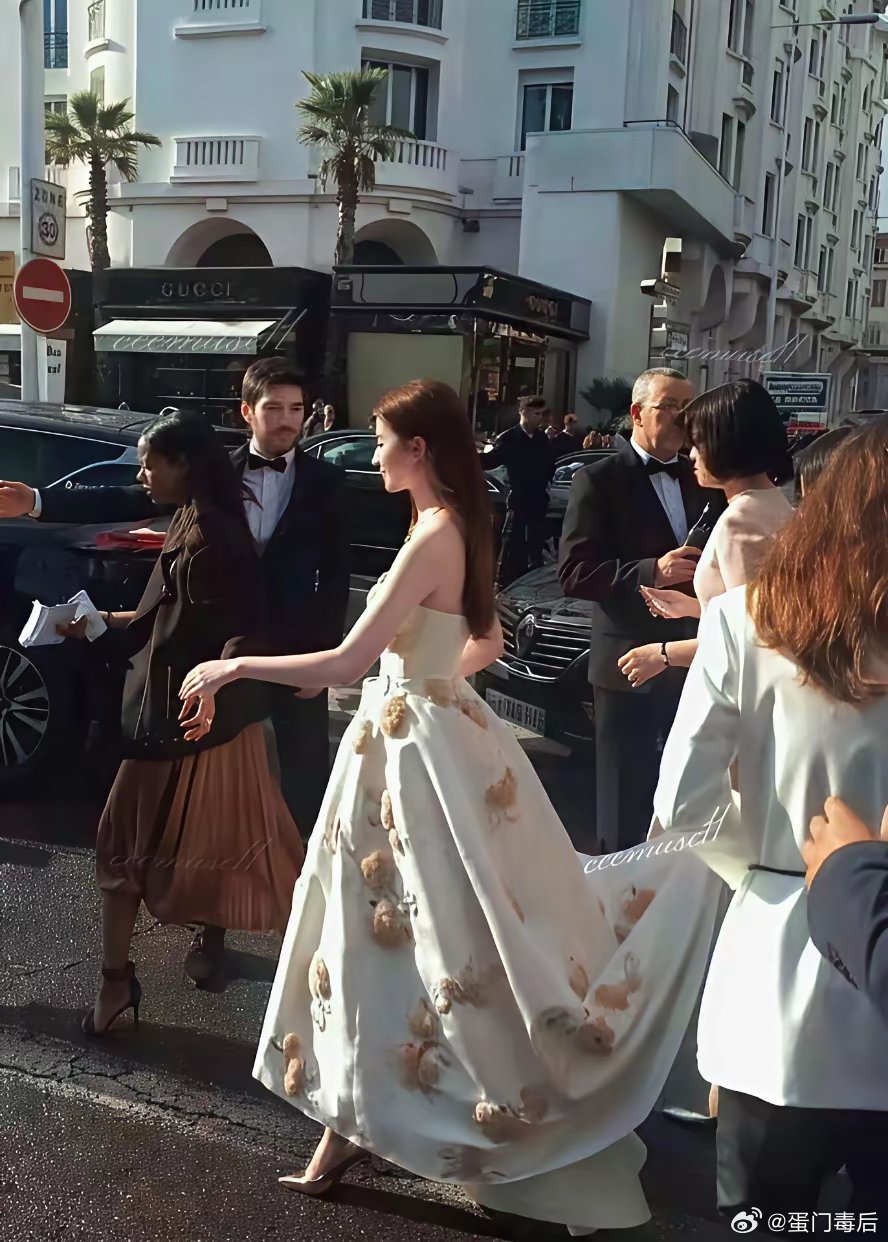 刘亦菲把这么难看的裙子穿的高级了