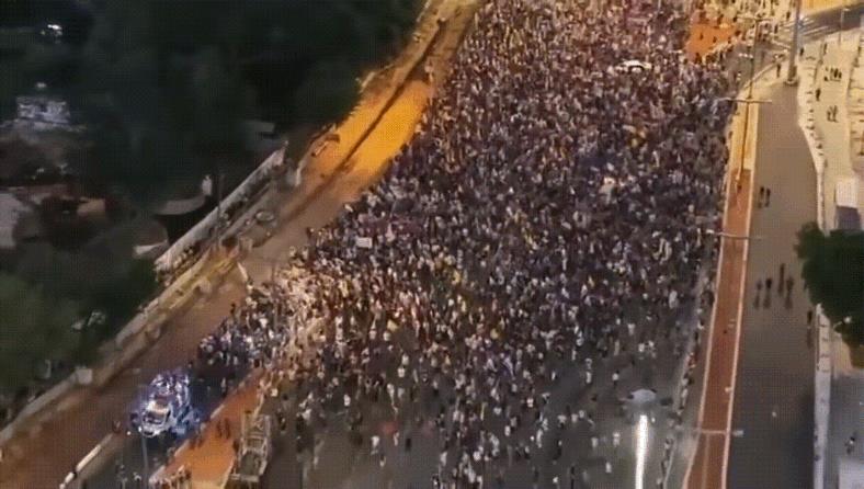 8月26日晚，大批特拉维夫民众走上街头、举行反战抗议活动，要求以政府立即与哈马斯