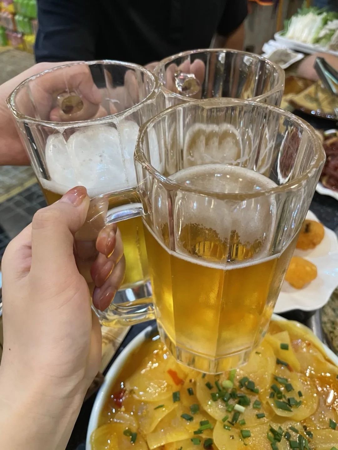 𝐝𝐚𝐢𝐥𝐲🫧别人喝酒喝出爱情，我喝出一堆兄弟。​​​