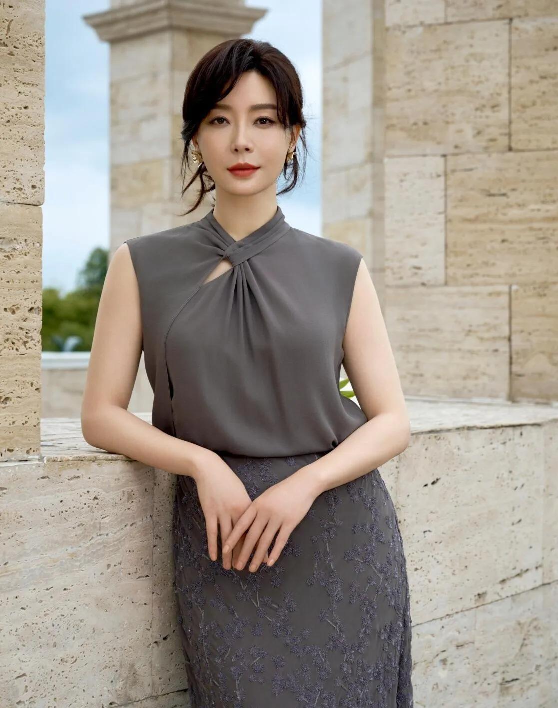 教科书级别的优雅！陈数这套灰色套装，把成熟女性的高级感焊在身上了！扭结无袖上衣