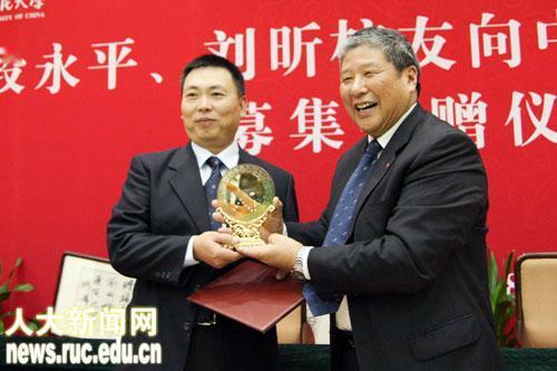 聪明的华人富豪不会赌美国赢，而是不忘桑梓，为国内发展添砖加瓦。北师大11月1