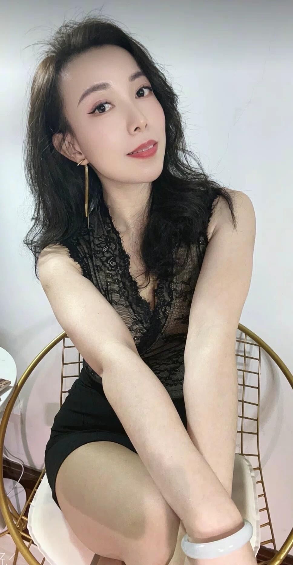 黑蕾丝勾勒出柔媚的轮廓，金穗耳坠摇曳出轻熟韵味，在简约的金色椅架旁，将慵懒与精致