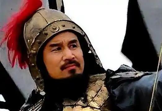 吕布白门楼丧命后，臧霸逃匿山林，但很快被抓获。曹操不计前嫌，对其礼遇有加，加官进