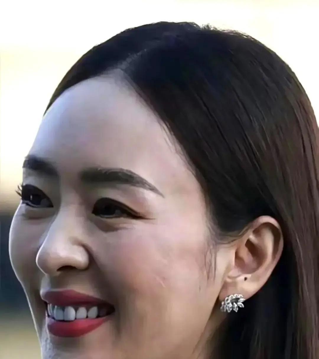 童瑶的老公王冉比她大17岁，2019年结婚时童瑶才34岁，6年过去了也没有生孩子