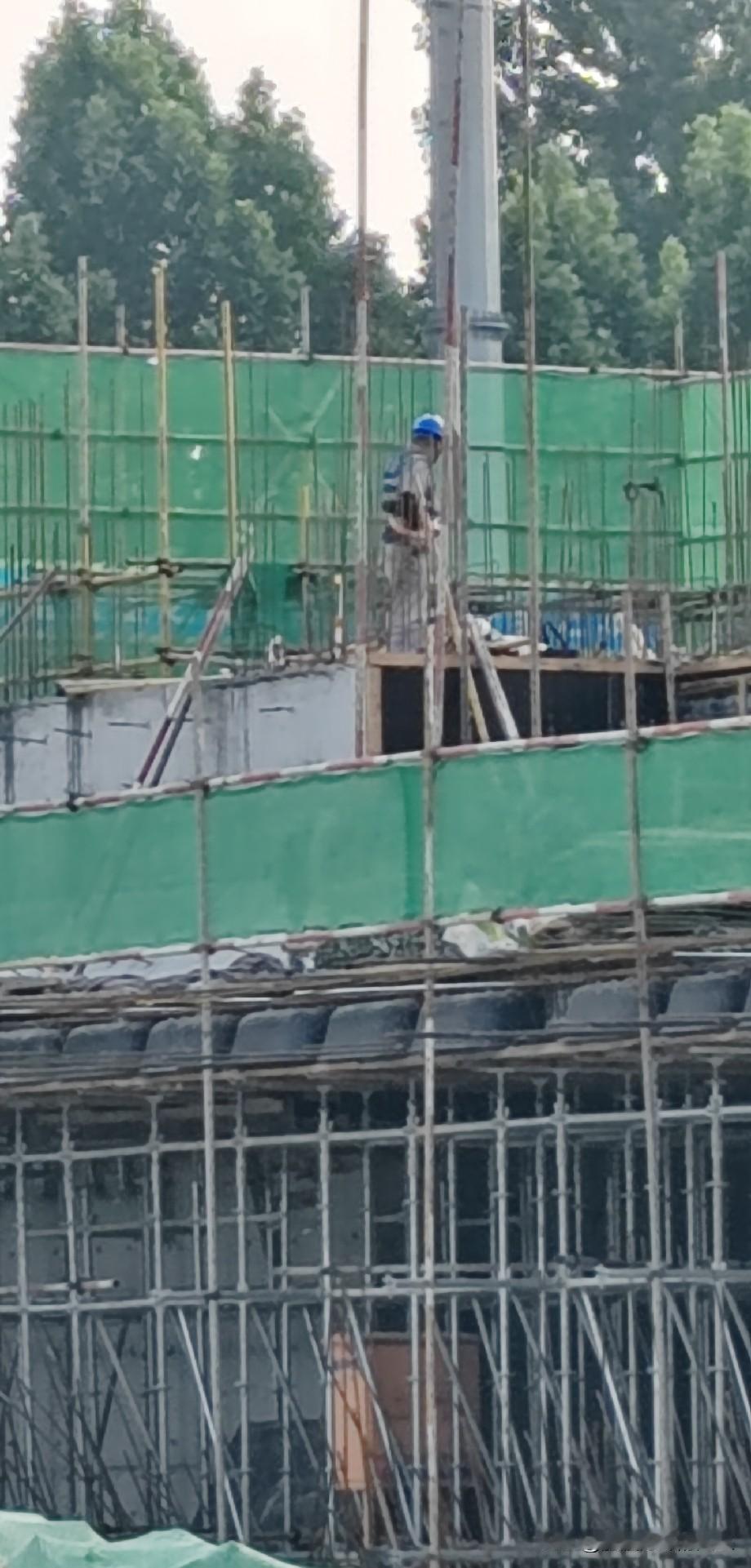 越来越觉得，咱们普通农民工在工地真快没立足之地了，尤其是干民房活的工友应该都深有