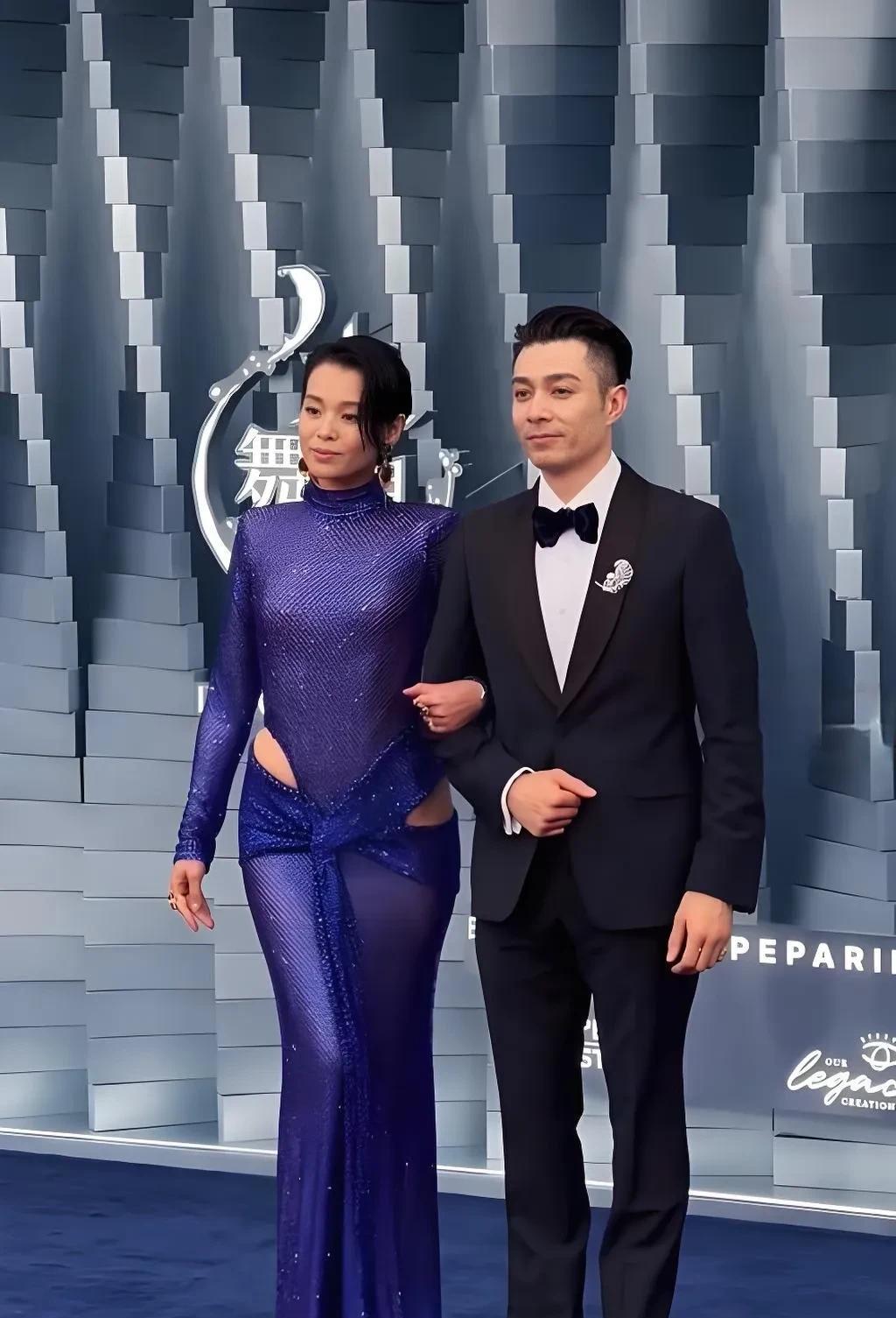 胡杏儿出席澳门活动这一战，彻底刷新了审美，其他女星不是太露就是太艳，而她这套神似