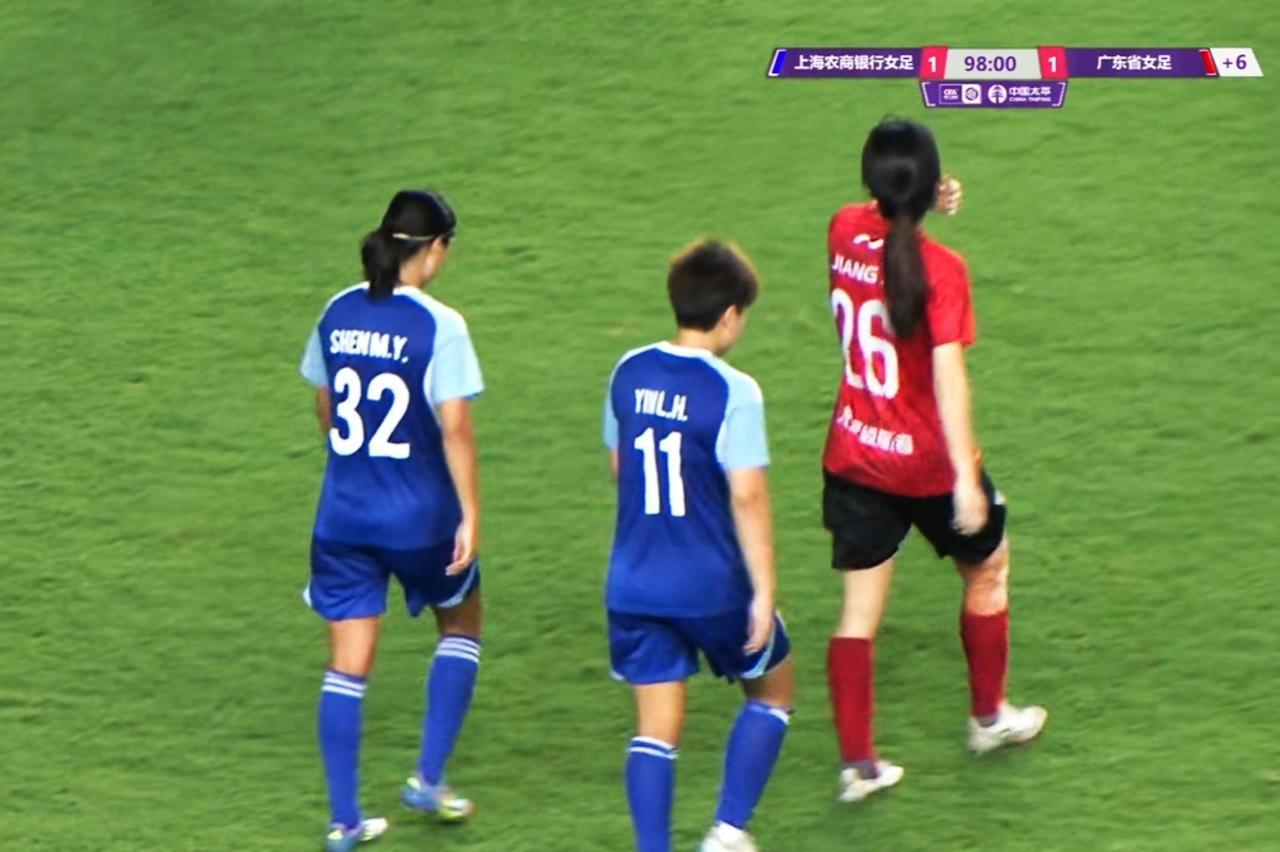 上海女足刚刚1∶1主场逼平广东女足，收获本赛季第11场平局，目前积32分，彻底告