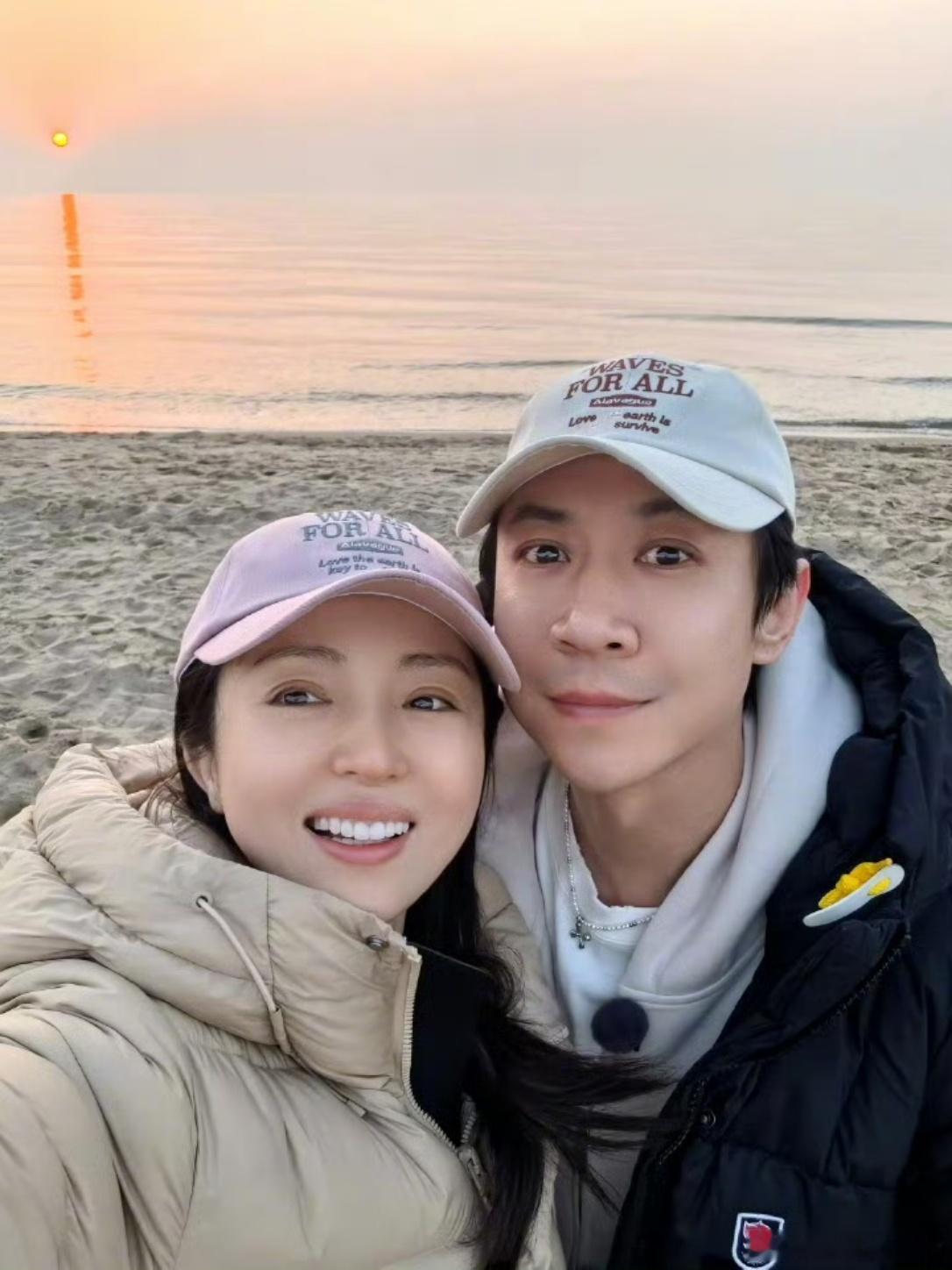 董璇和张维伊夫妻在阿那亚度假聚餐，俩人现在秀恩爱毫不遮掩，甜度拉满！婚后董璇状态直接焕发新生，肤白貌