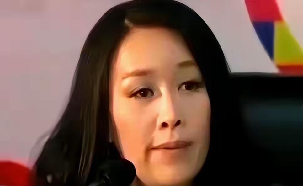 那英这操作真的绝了。别人遇到这种事恨不得天天上热搜。留她老公一个人在那边解释