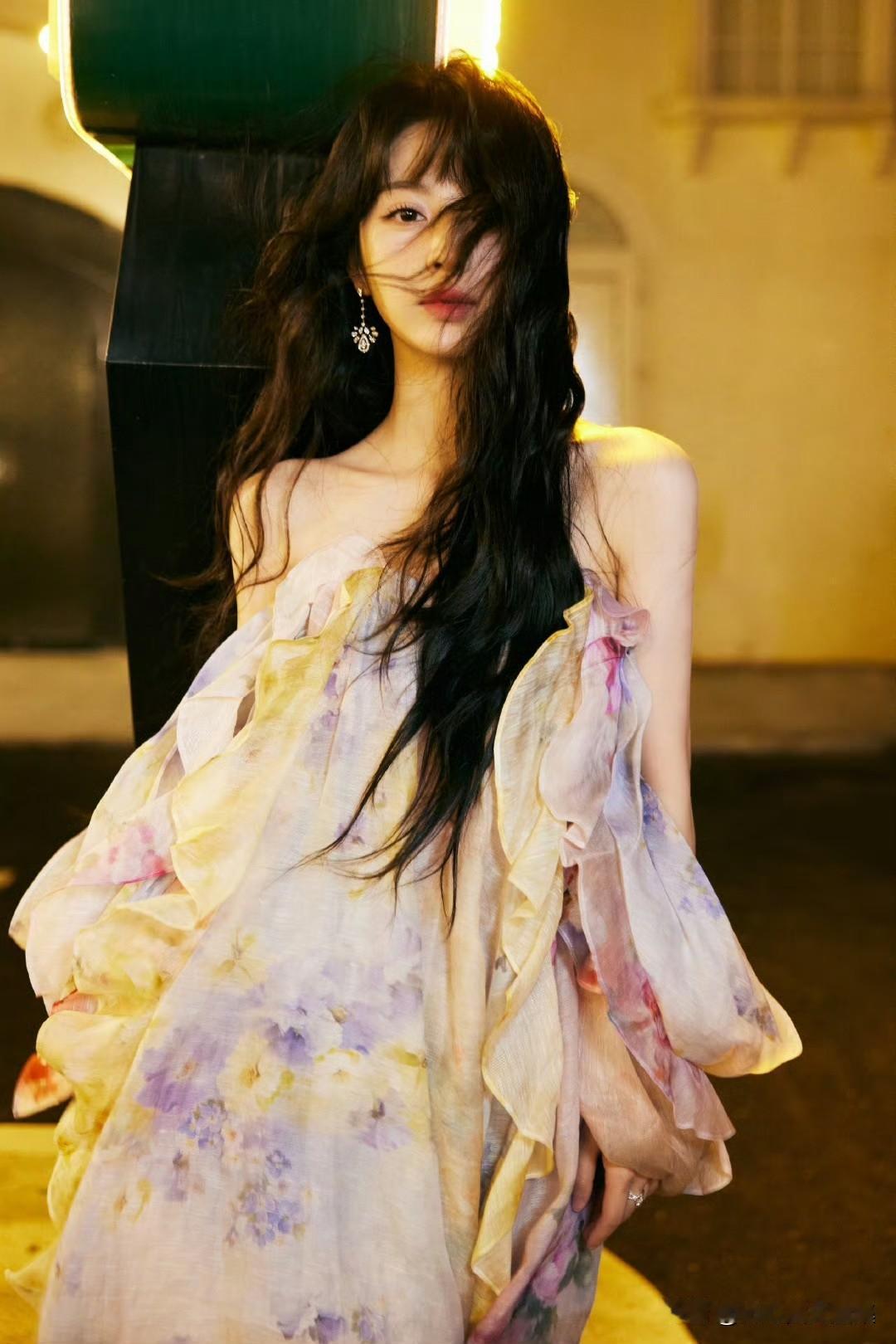 美女的美丽有很多种体现，就像田曦薇，穿上烂漫花裙，青春可人的模样简直绝了。她就是