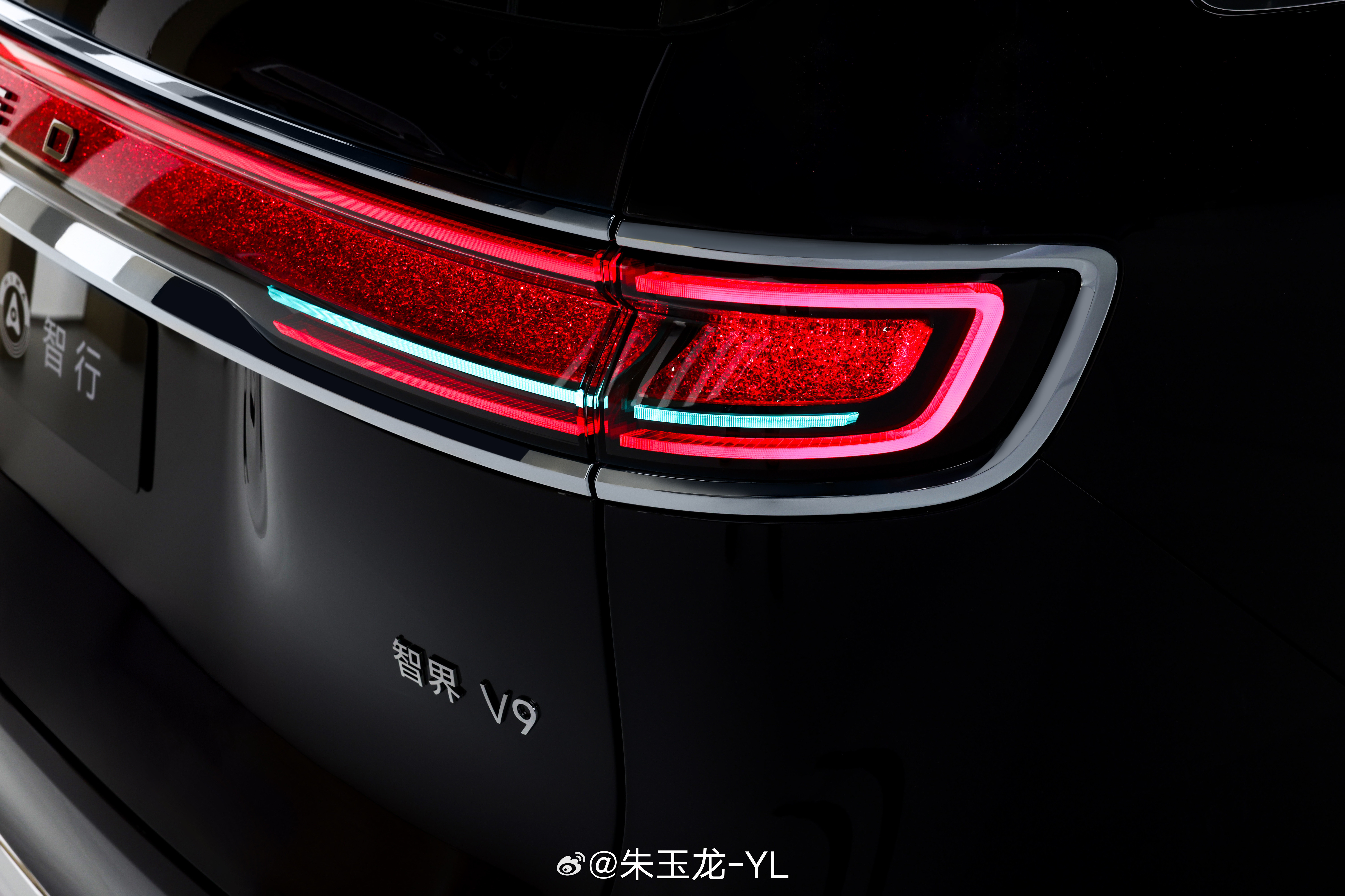 这台MPV是场面的C位之一，看看鸿蒙智行能不能在MPV市场打出气势来，首款旗舰M