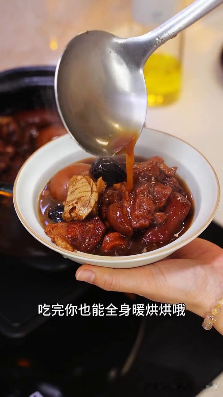 三杯鸡跟三杯鸭大家都喜欢吃，今天这个三杯猪脚大家也可以去试一下，又香又好吃。今天