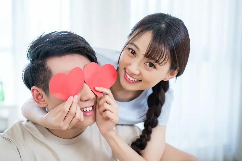 上星期，我前往商场购买了一条标价499元的裤子。在等对象的途中，我上网查询发现同