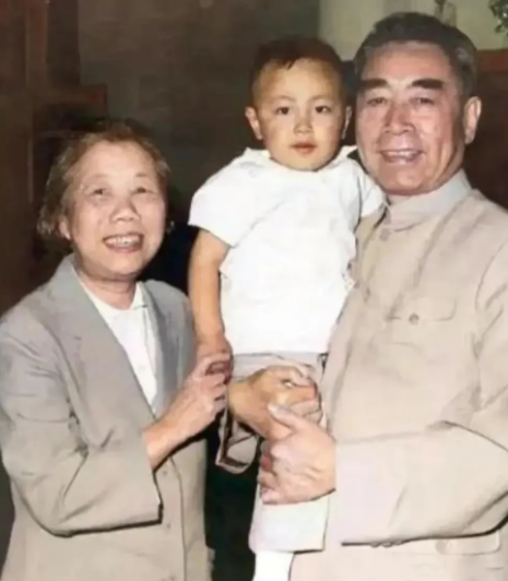 周总理夫妇抱着一个小孩的合影，邓大姐笑容灿烂，非常喜欢孩子！在六十年代，有一
