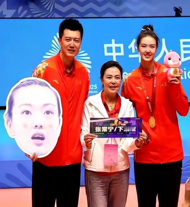 在全运会领奖台上，张晨和张常宁兄妹与母亲江秋寒同框合影。这画面真能打！2