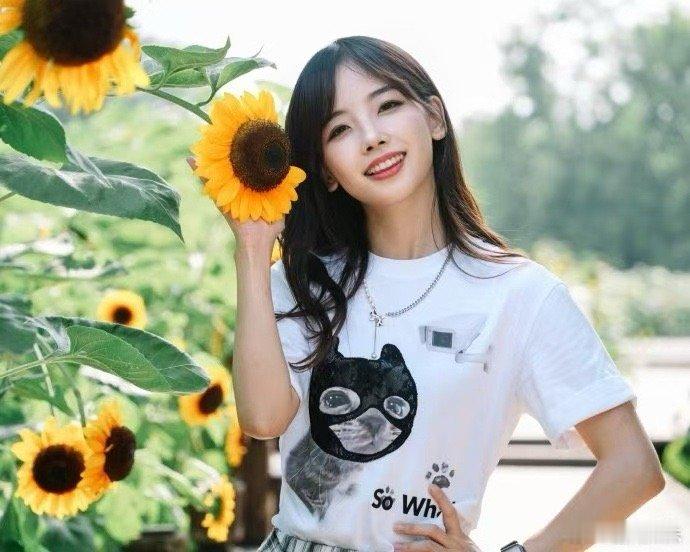 王冰冰带着明媚的笑容回来了刷到王冰冰的动态忍不住停下脚步，她的笑容依旧是记忆里