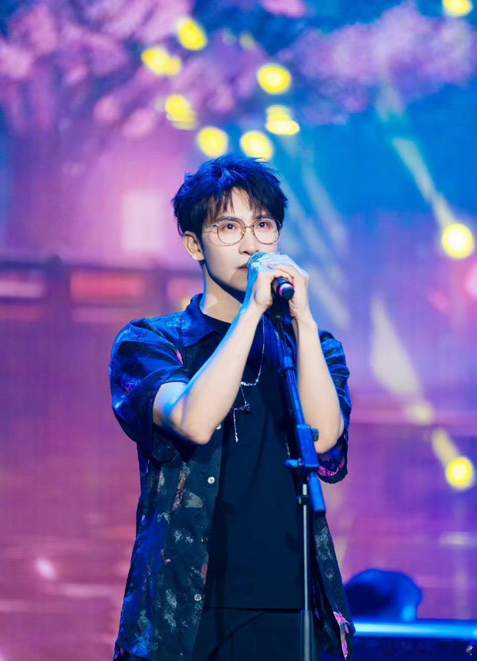 谁被戳中青春！36岁谭杰希从快男到《中国唱将》，携《客家》以微弱优势逆袭，老面孔