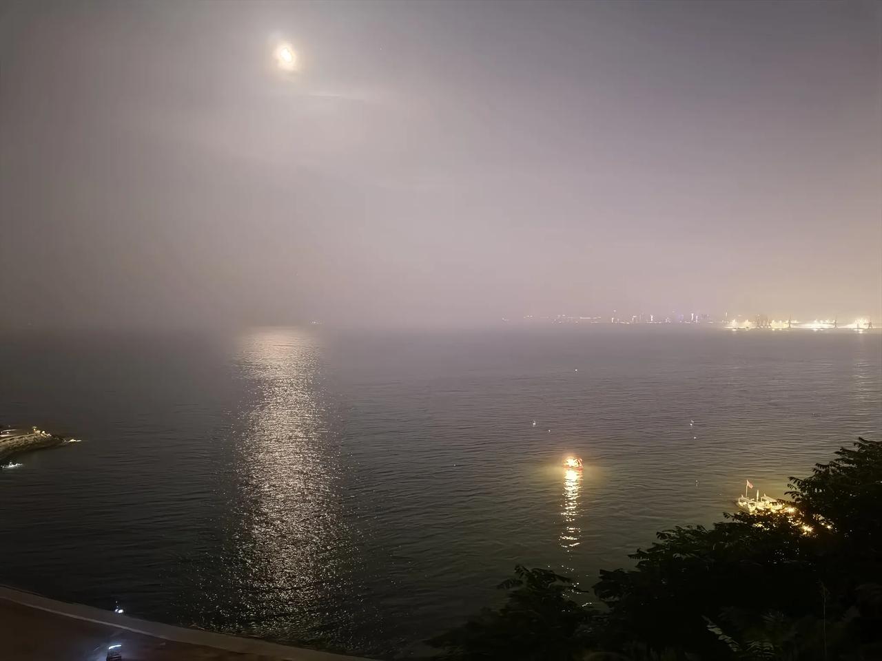 昨天晚上，外甥一家四口从三十里堡开着车到金州来找我，然后又拉上我们一家三口去了开